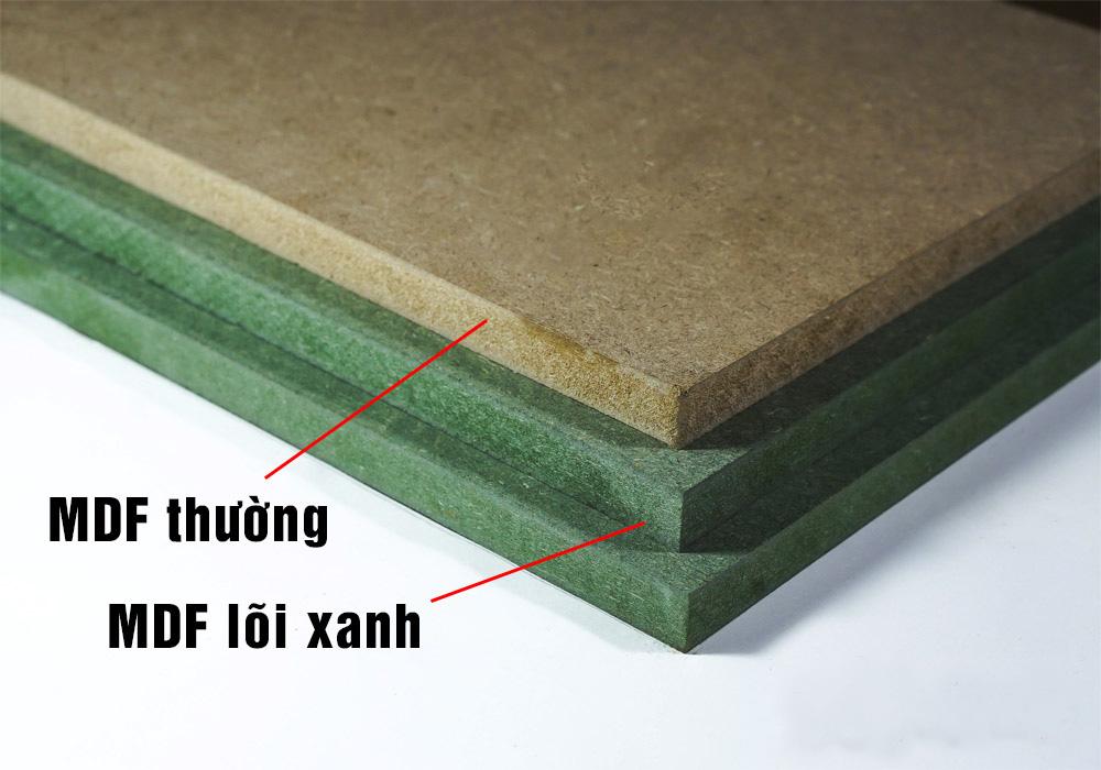 Hình ảnh so sánh MDF thường và MDF chống ẩm lõi xanh được sử dụng phổ biến trong tủ bếp.