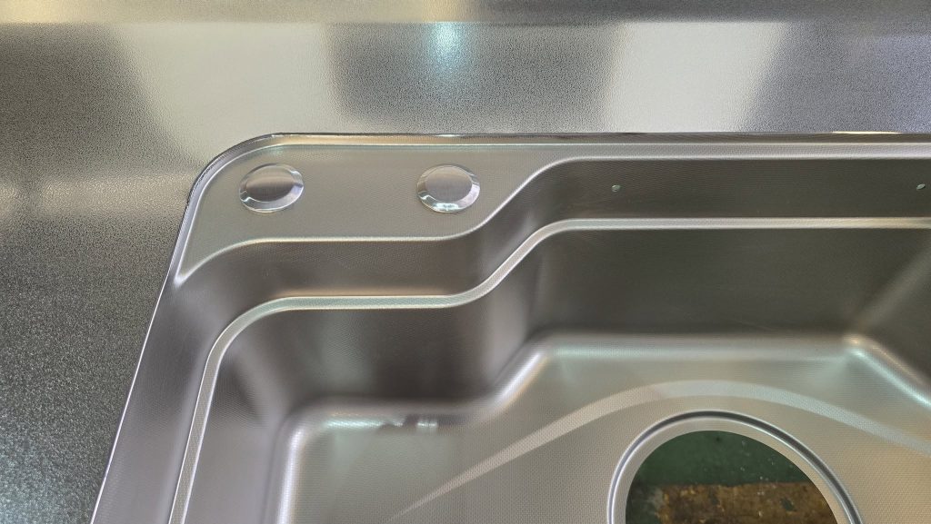 Cấu trúc hạt lồi lõm li ti của mặt bàn inox vân sần giúp phân tán lực ma sát, chống xước và hạn chế bám bẩn ưu việt.