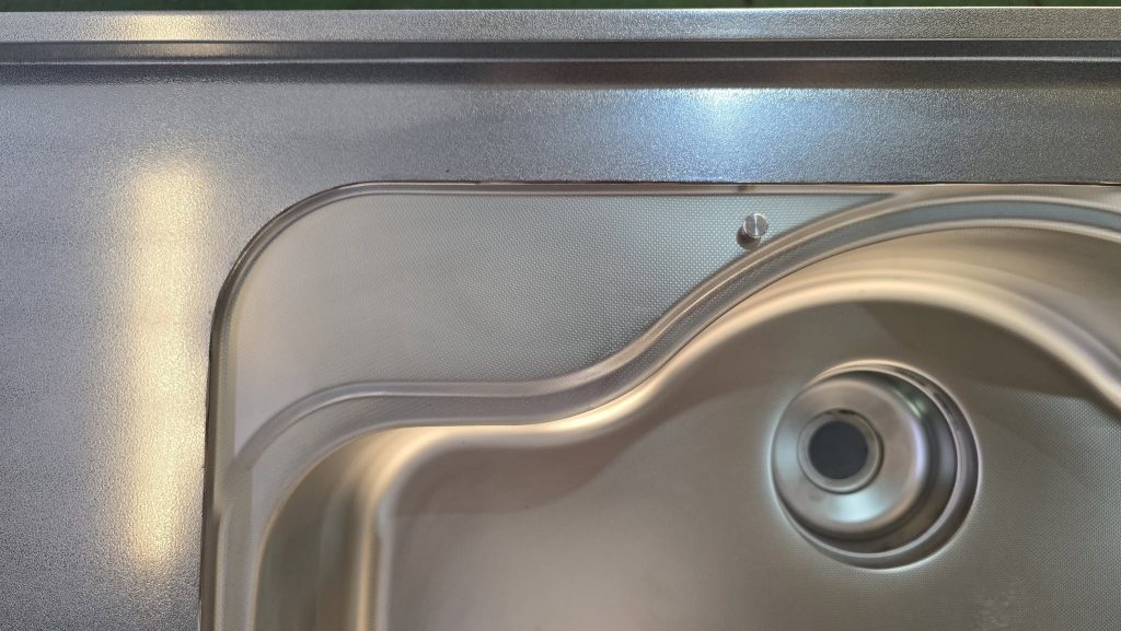 Mặt bàn bếp inox dập nổi vân sần chống bám vân tay, thiết kế đúc liền chậu rửa nguyên khối cao cấp.