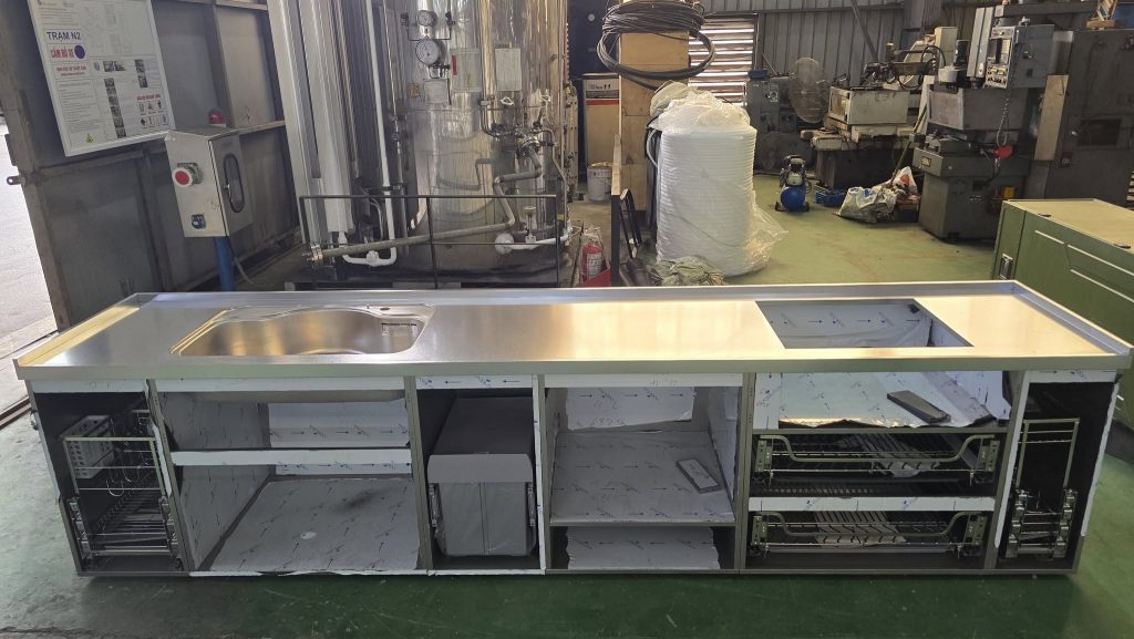 Mặt bàn bếp inox liền chậu gia công liền khối.