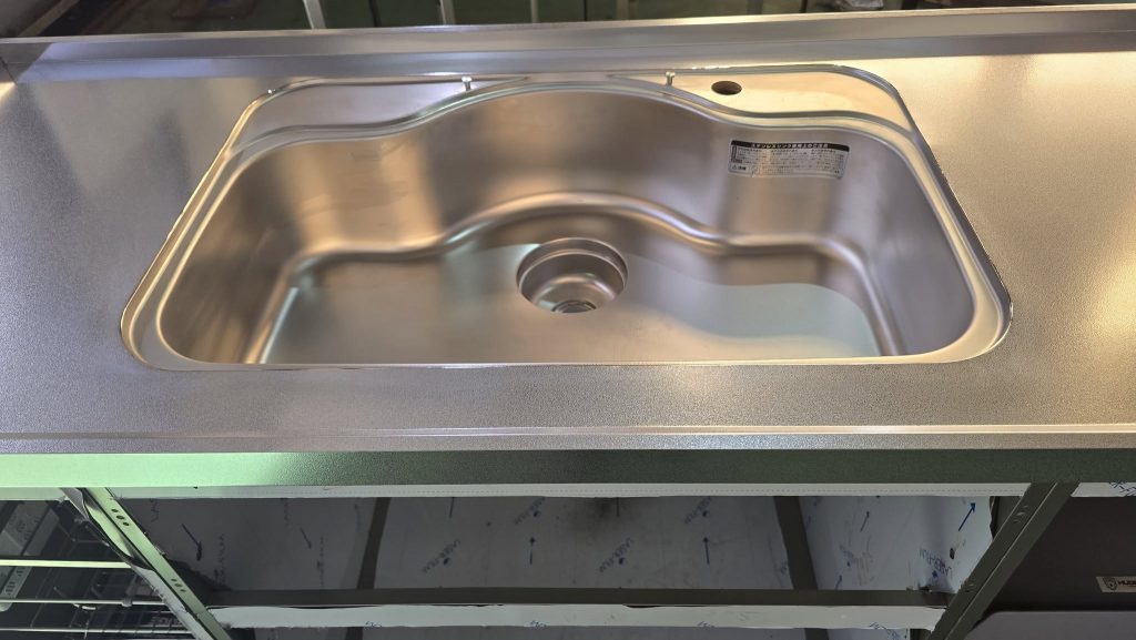 Bề mặt mặt bàn bếp inox vân sước chống xước.