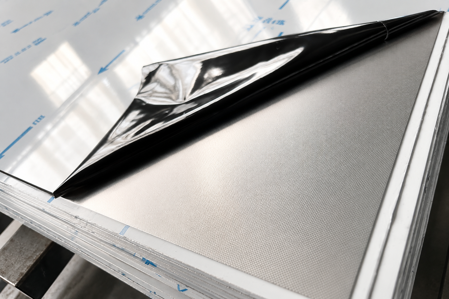 Tấm inox sử dụng trong xưởng sản xuất tủ bếp inox