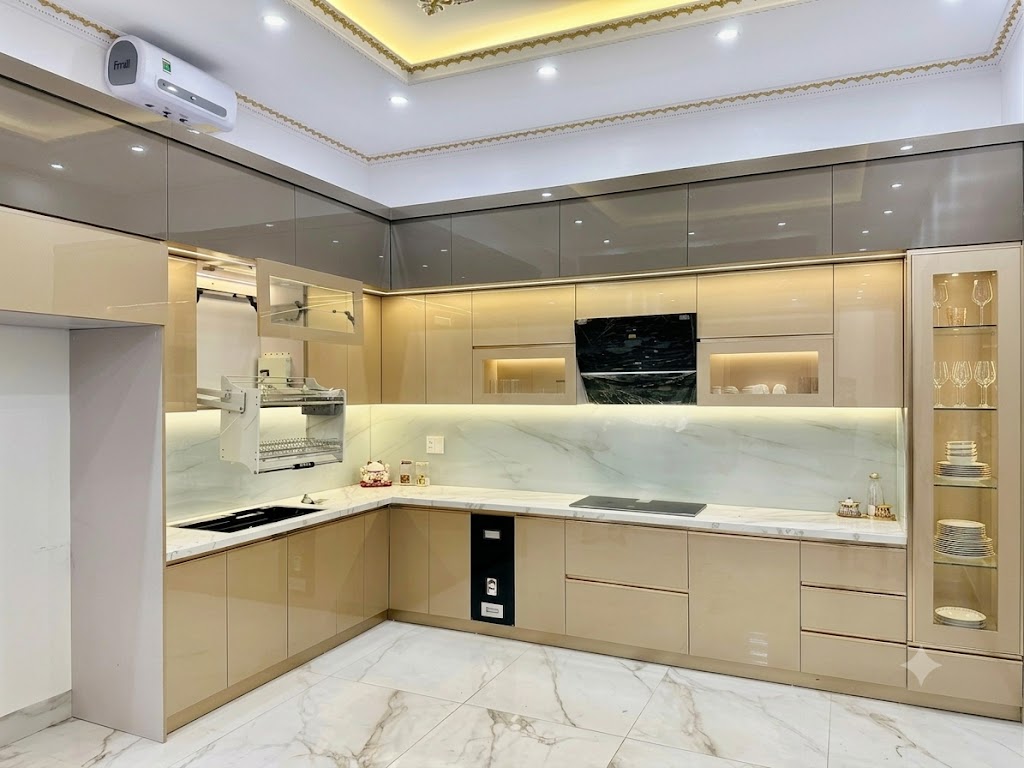 Tủ bếp inox chữ L cánh kính hiện đại trong không gian bếp gia đình 