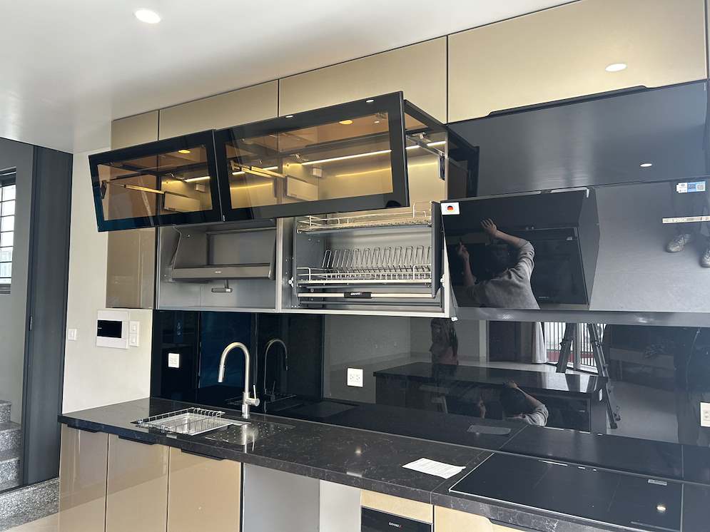 Phụ kiện bên trong tủ bếp inox cánh kính màu champagne
