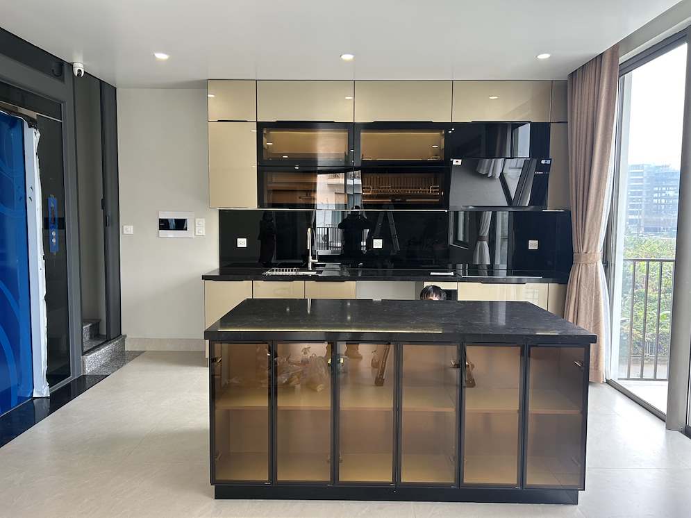 Tủ bếp inox cánh kính màu champagne hiện đại có đảo bếp