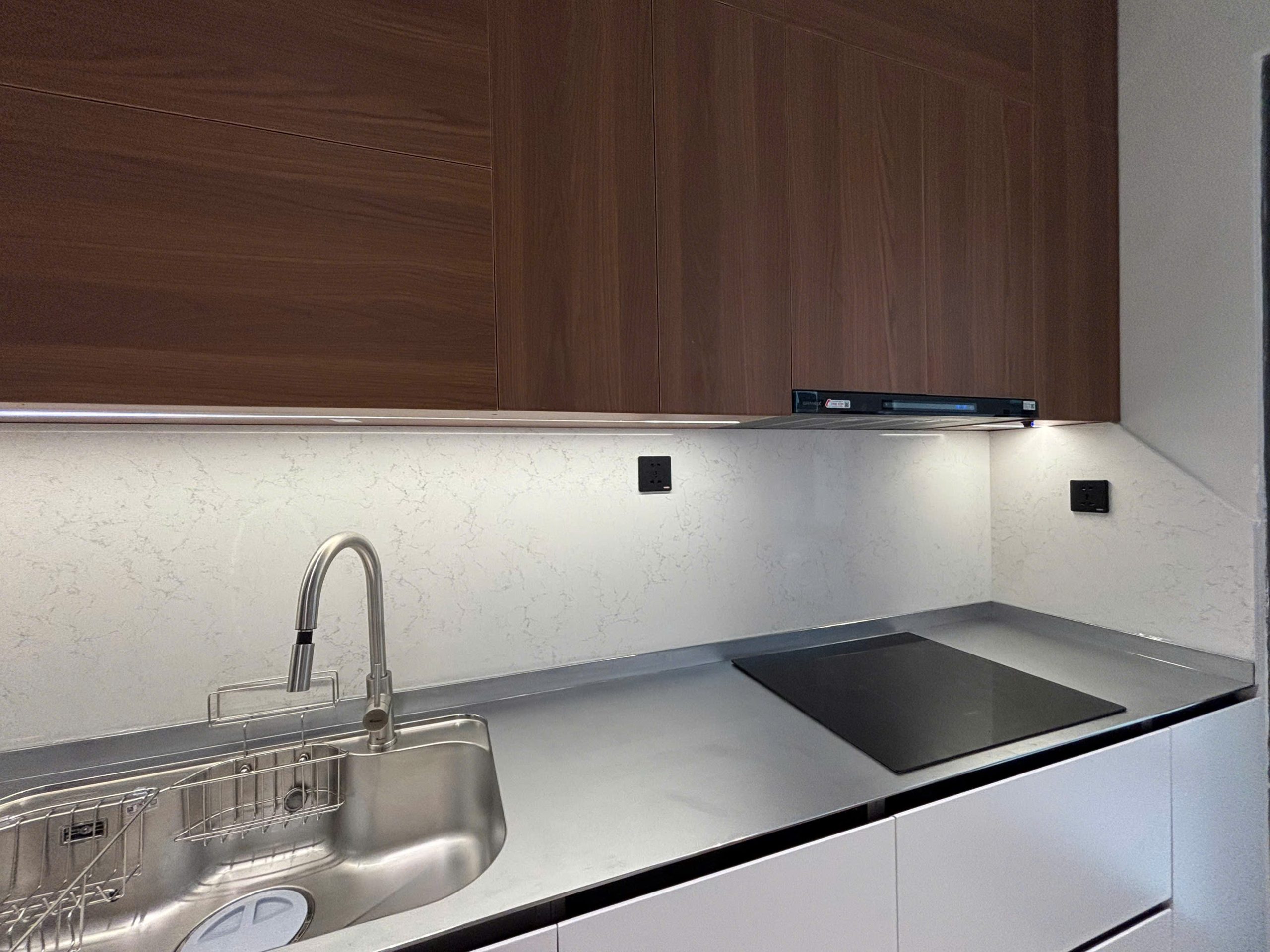 Mặt bàn bếp inox kết hợp chậu rửa trong không gian bếp hiện đại