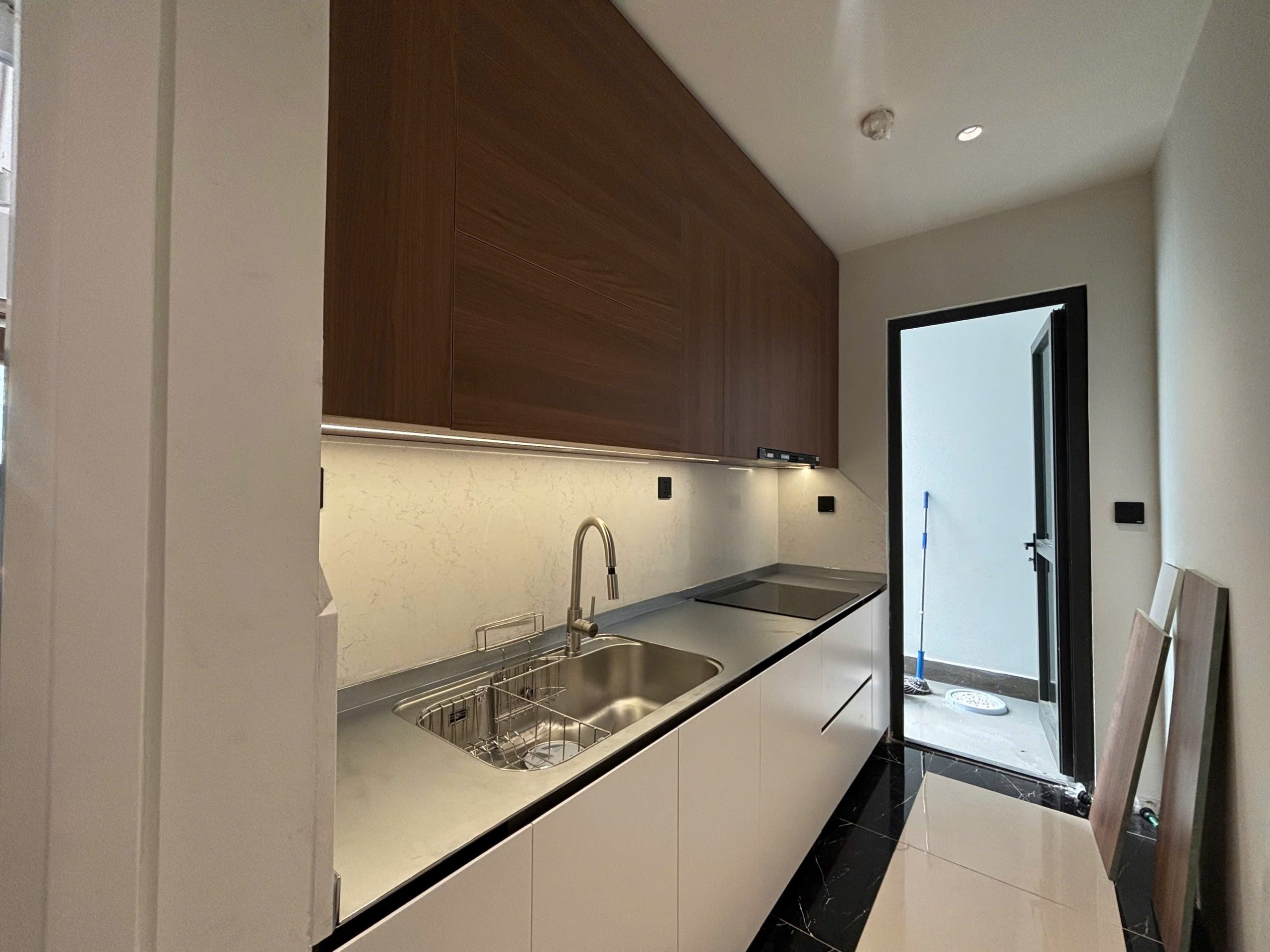 Mặt bàn bếp inox thực tế kết hợp chậu rửa và bếp từ