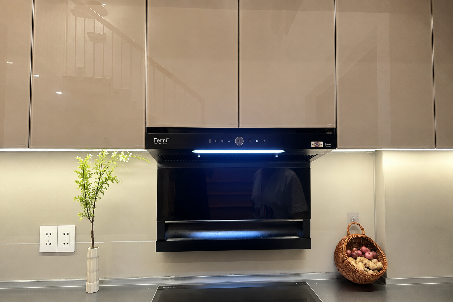 Khu vực bếp từ và máy hút mùi của tủ bếp inox 