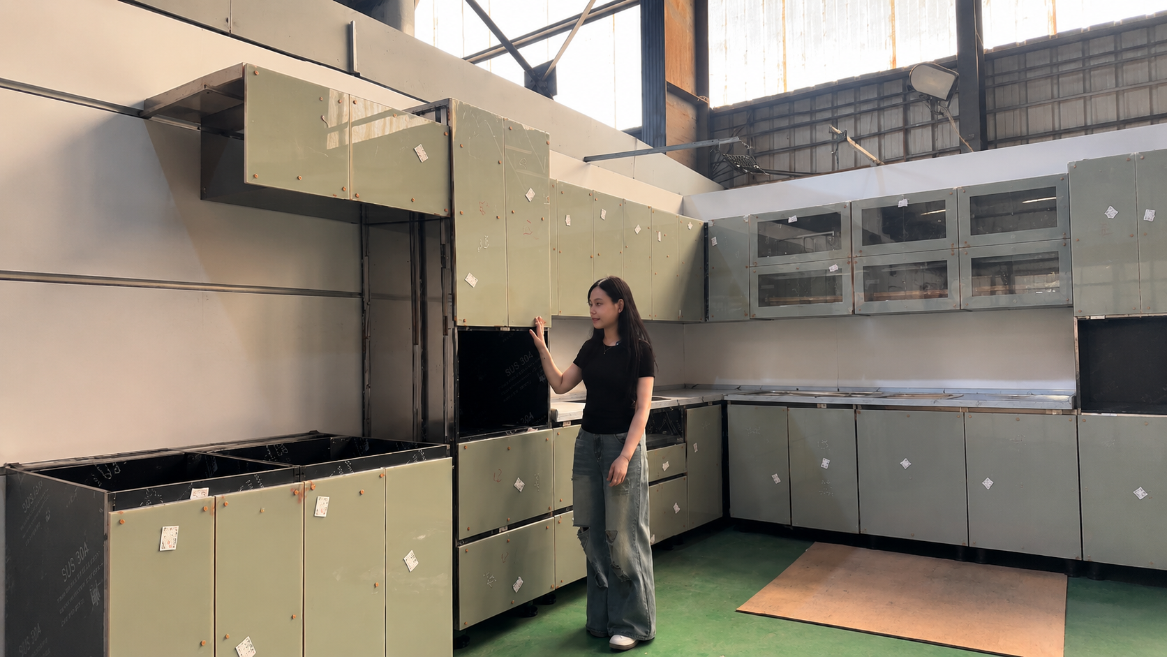 Kiểm tra tổng thể bộ tủ bếp inox màu ghi nhạt trước khi xuất kho