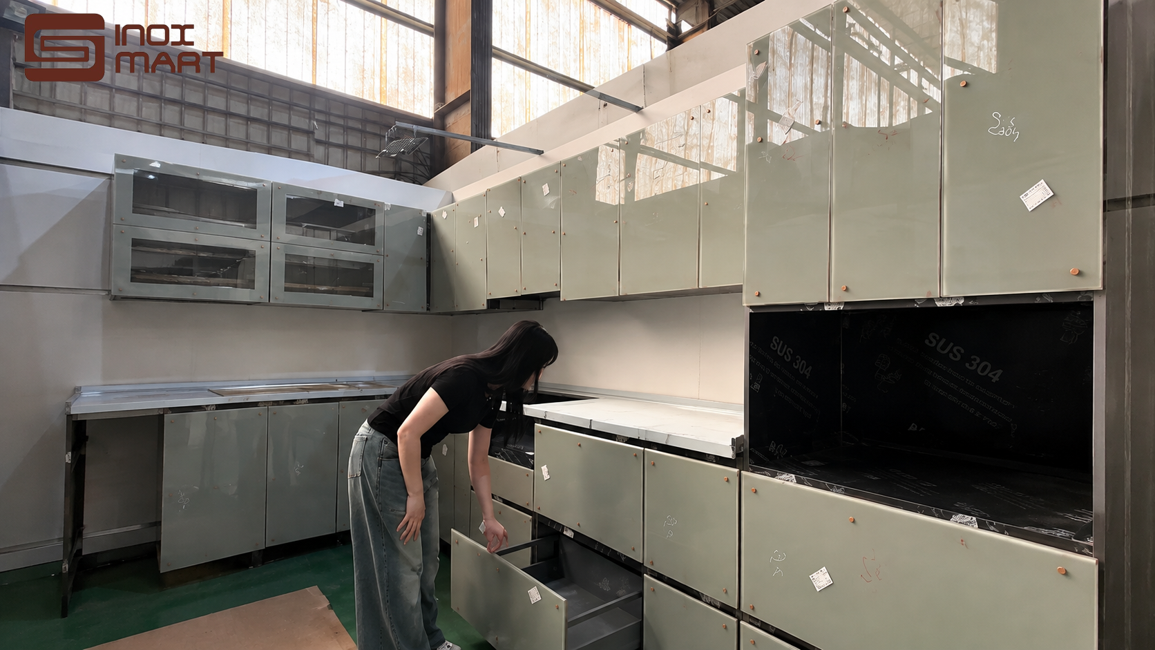 Kiểm tra ngăn kéo bộ tủ bếp trước khi xuất kho